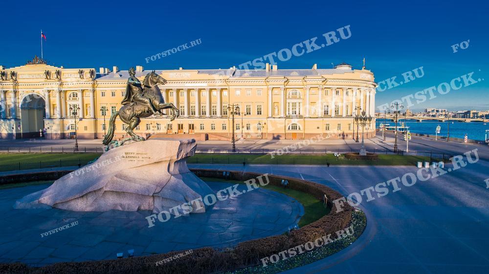 На фотографии изображён Медный всадник — памятник Петру Великому в Санкт-Петербурге. На заднем плане видно здание Сената и Синода, а также набережная реки Невы.
Эта фотография может быть использована в туристических путеводителях, исторических книгах, образовательных материалах, а также в рекламных кампаниях, посвященных Санкт-Петербургу.